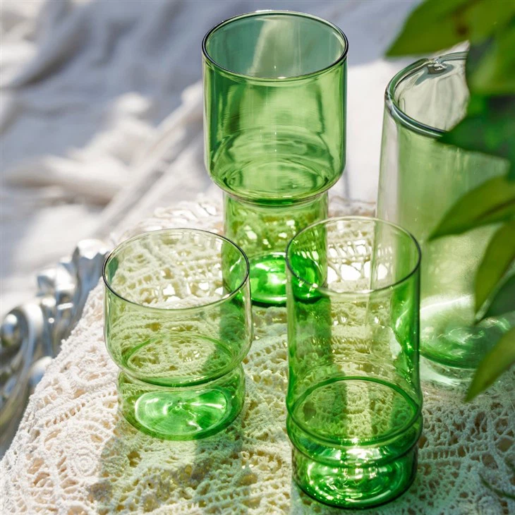 Charmant gobelet en verre vert, verre borosilicate, technologie soufflée