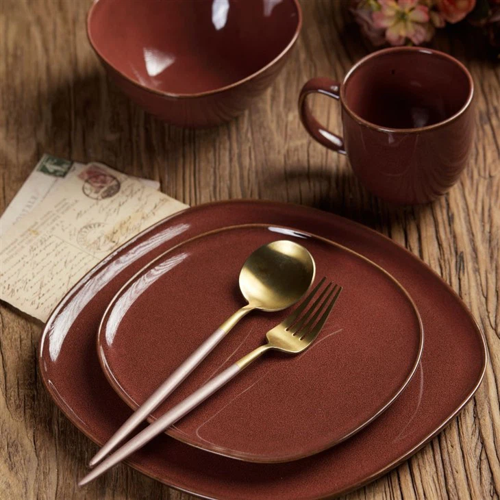 Service de table vintage rouge émaillé "Cinnabar"